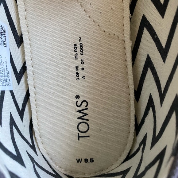 Woman’s grey size 9.5 shoes - Toms - Picture 2 of 4